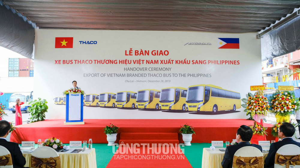 Toàn cảnh Lễ bàn giao xe Bus THACO thương hiệu Việt Nam Cwin Đăng Ký + 1888k sang Philippines và Cwin Đăng Ký + 1888k các lô linh kiện phụ tùng ô tô sang Hàn Quốc và Nhật Bản