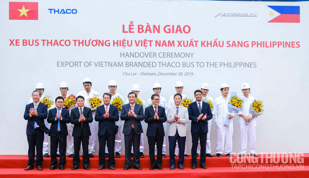Các đại biểu chứng kiến lễ ký kết và bàn giao xe bus THACO