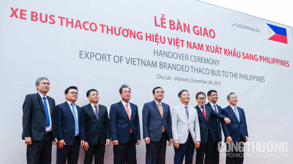 Các đại biểu chứng kiến chiếc xe bus đầu tiên được đưa lên tàu Cwin Đăng Ký + 1888k sang Philippines