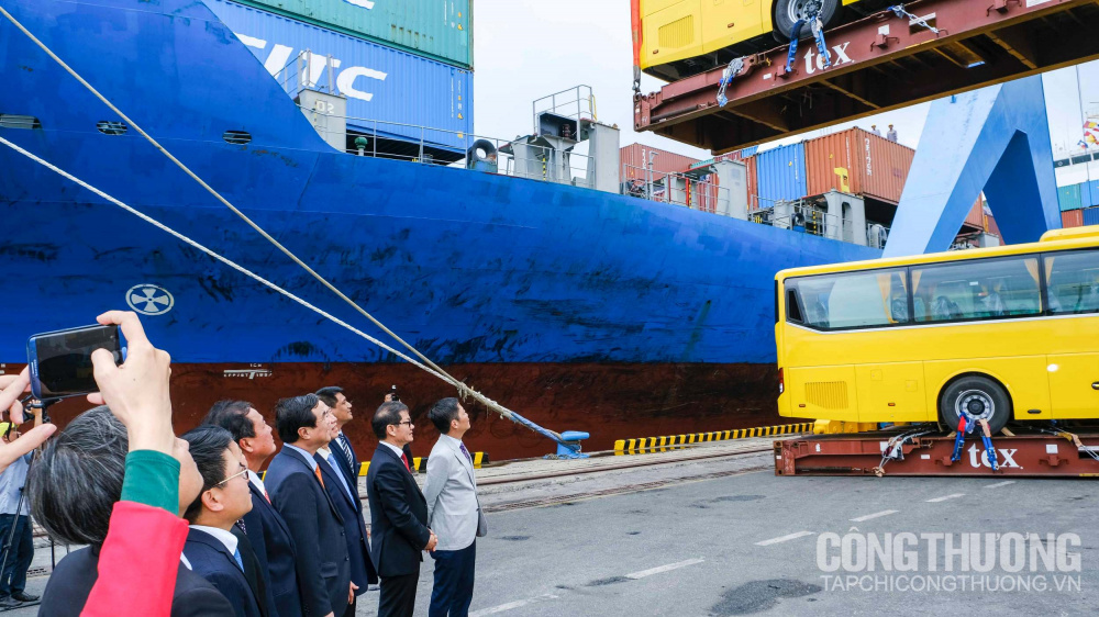 Các đại biểu chứng kiến chiếc xe bus đầu tiên được đưa lên tàu Cwin Đăng Ký + 1888k sang Philippines