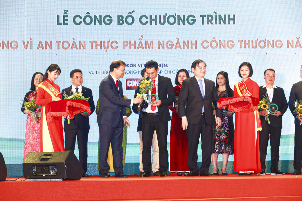 Đại diện VinCommerce nhận kỷ niệm chương Hành động vì an toàn Link vào Cwin Cá Cược Thể Thao 2026