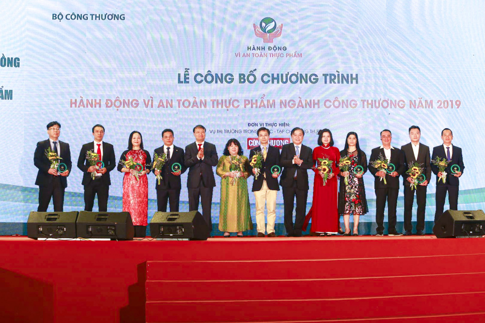 Đại diện VinCommerce nhận kỷ niệm chương Hành động vì an toàn Link vào Cwin Cá Cược Thể Thao 2026