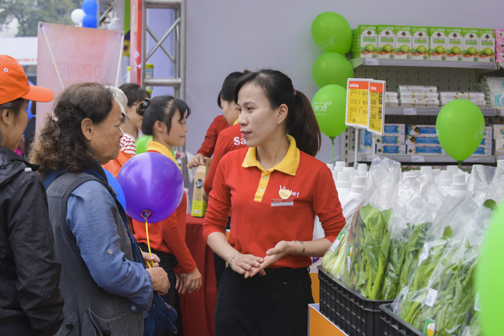Nhân viên VinMart giới thiệu về các sản phẩm VinEco cho người M.Cwin800.com thể thao, casino live, bắn cá và slot nổ hũ
