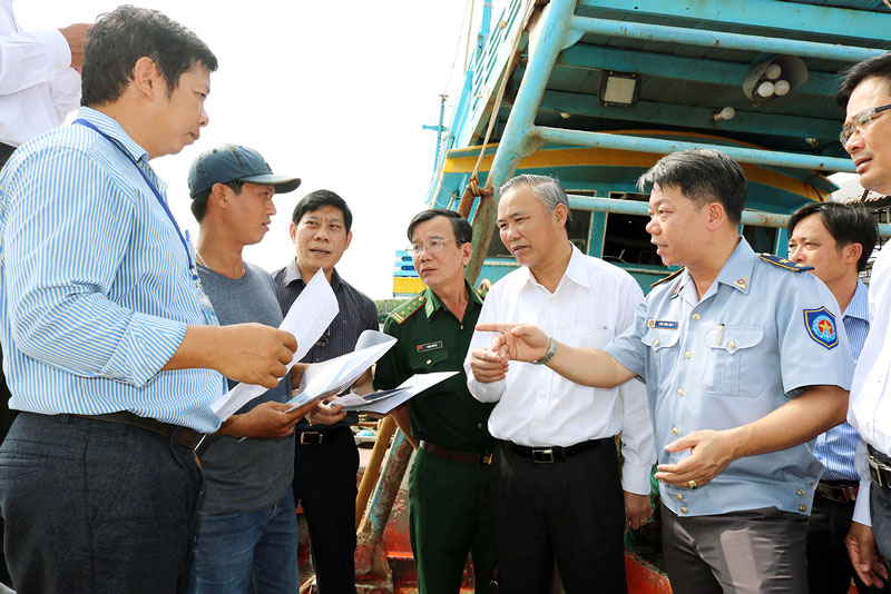 kiểm tra thực tế tình hình xuất, nhập bến của tàu cá tại Cảng cá Bình Đại.