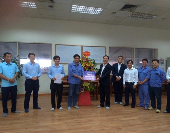 Đại diện Tổng Công ty Điện lực tăng hoa chúc mừng Nhà máy hoàn thành sớm hơn kế hoạch