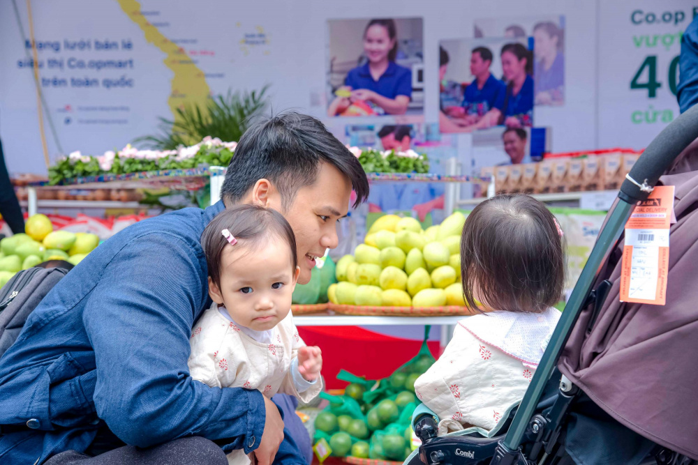 Gian hàng đón lượng lớn khách thăm quan đa dạng mỗi ngày