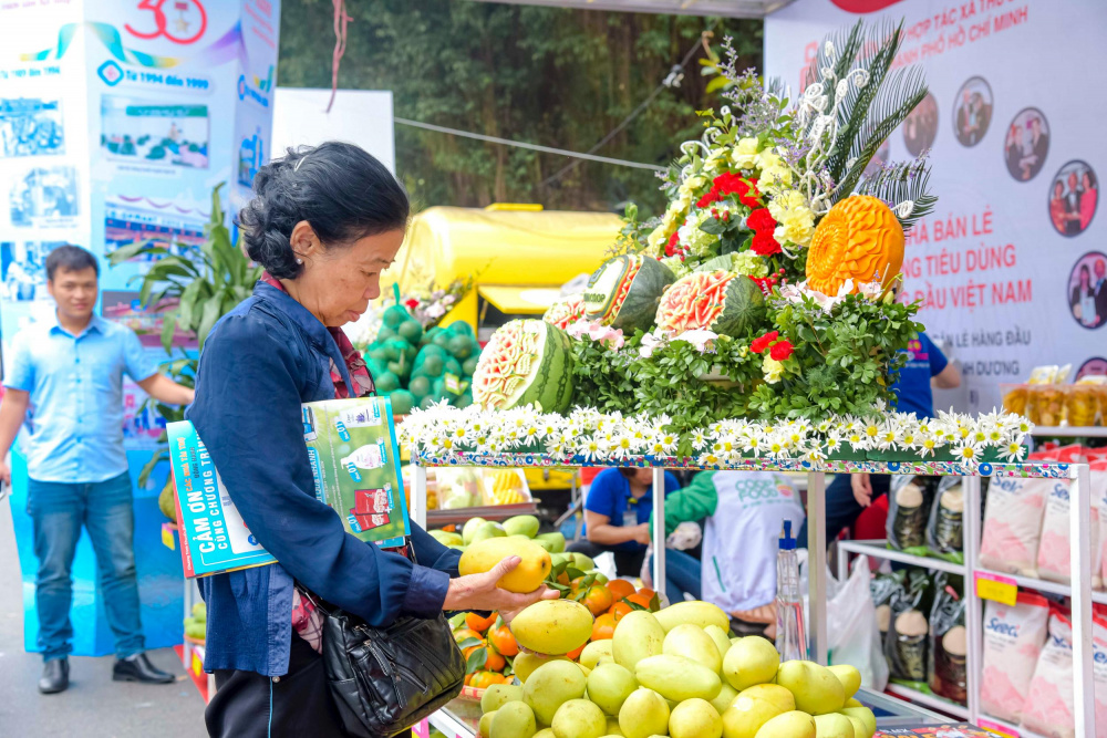 Các đặc sản miền Tây được giới thiệu tại gian hàng Link vào Cwin Cá Cược Thể Thao 2026 an toàn của Saigon Co.op thu hút người M.Cwin800.com thể thao, casino live, bắn cá và slot nổ hũ