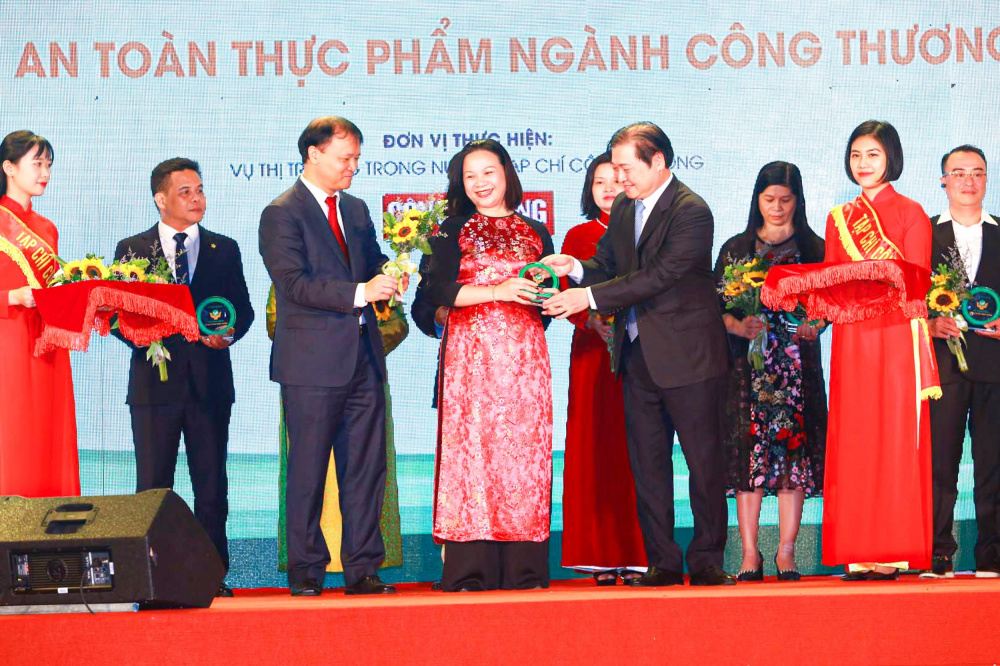 Đại diện Saigon Co.op nhận kỷ niệm chương Hành động vì an toàn Link vào Cwin Cá Cược Thể Thao 2026