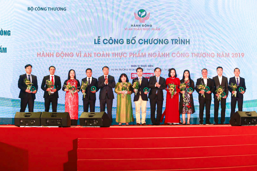 Đại diện Saigon Co.op nhận kỷ niệm chương Hành động vì an toàn Link vào Cwin Cá Cược Thể Thao 2026