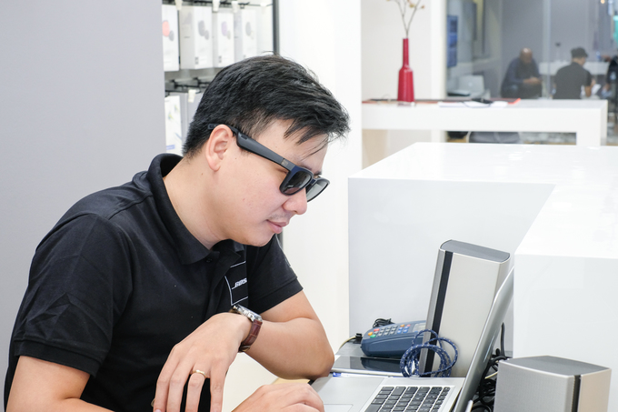 Trải nghiệm thực tế, Bose Frames có thể khiến người dùng lần đầu bất ngờ bằng âm thanh sống động không thua kém các tai nghe không dây cùng tầm tiền. Thiết kế mở cho phép tái tạo rõ sân khấu, các bản nhạc được trình diễn có không gian. Dĩ nhiên, người dùng sẽ phải đánh đổi bằng việc khả năng chống ốn của thiết bị là bằng 0.