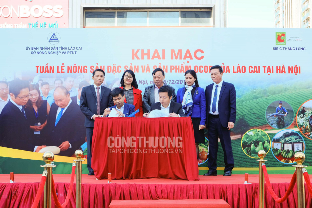 Lễ ký kết Hợp đồng hợp tác thương mại giữa Big C, một thành viên của Central Retail và Hợp tác xã Hưng Thịnh, chuyên cung cấp thịt lợn đen Mường Khương nằm trong Chương trình Sinh kế Cộng đồng
