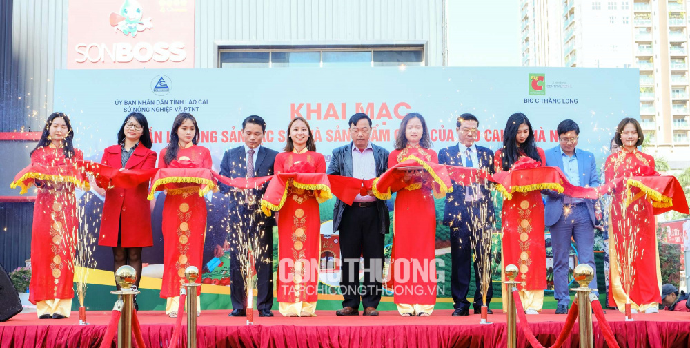 Nghi thức cắt băng khai mạc Tuần lễ Nông sản Đặc sản và Sản phẩm OCOP của Lào Cai năm 2019