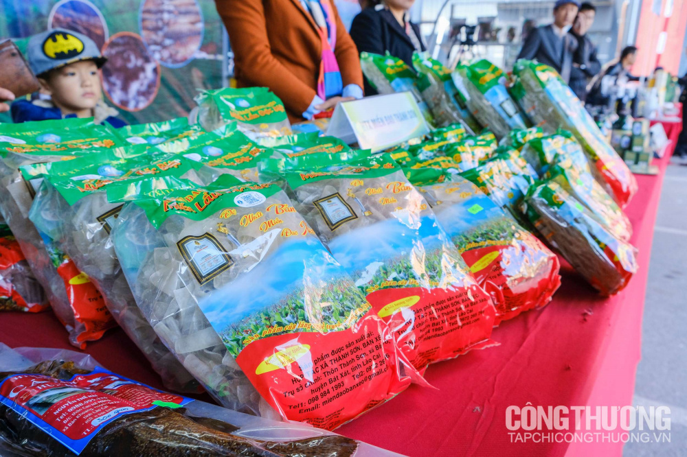 Đại biểu các Bộ, ngành, địa phương bày tỏ sự quan tâm đến các sản phẩm OCOP của Lào Cai