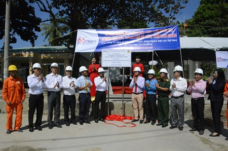 Lễ gắn biển công trình - Ảnh: VGP/Minh Thi