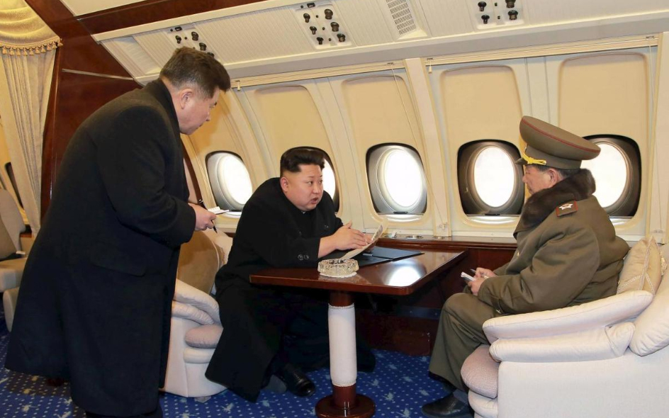 Ông Kim Jong Un bàn việc trên máy bay. Ảnh: REUTERS / KCNA