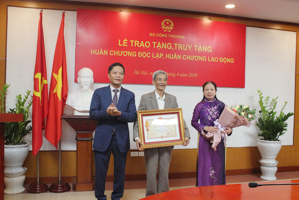 trao tặng huân chương ngành công thương
