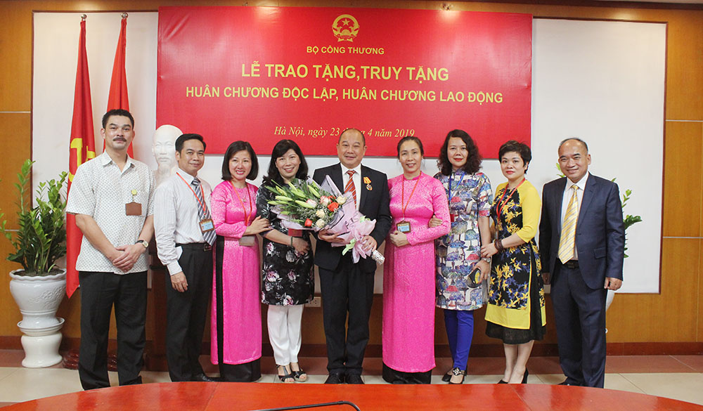 trao tặng huân chương ngành công thương