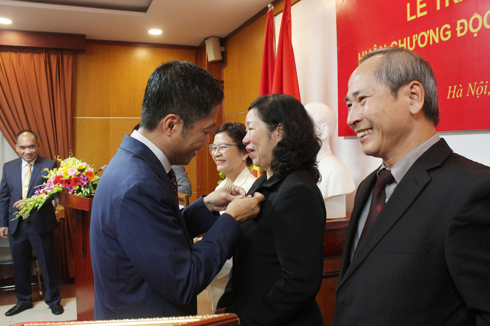 trao huân chương ngành công thương