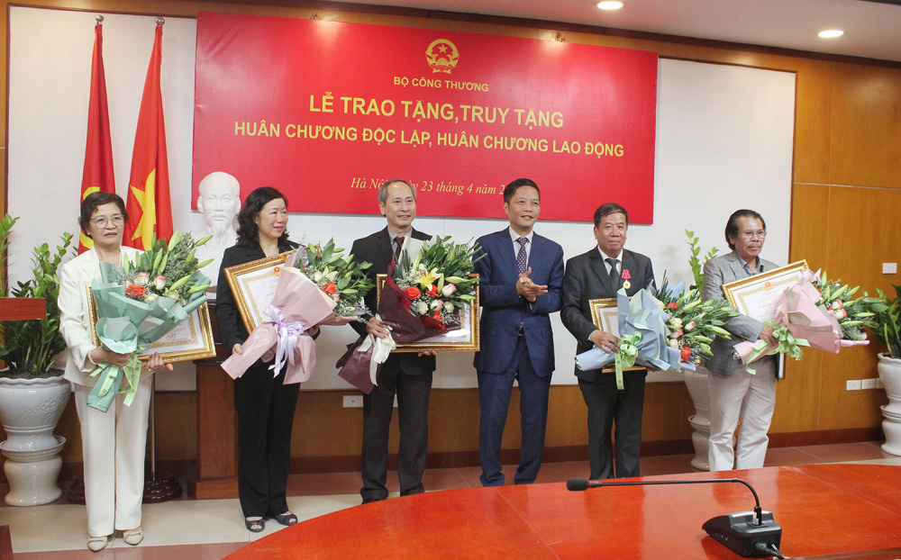 truy tặng huân chương ngành công thương