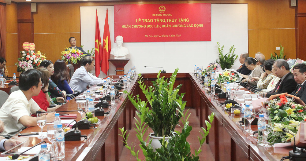 trao tặng huân chương ngành công thương