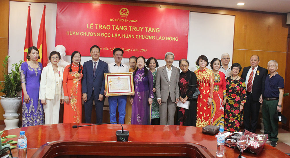 trao tặng huân chương ngành công thương