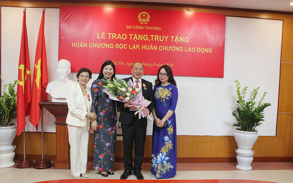 tao tặng huân chương ngành công thương