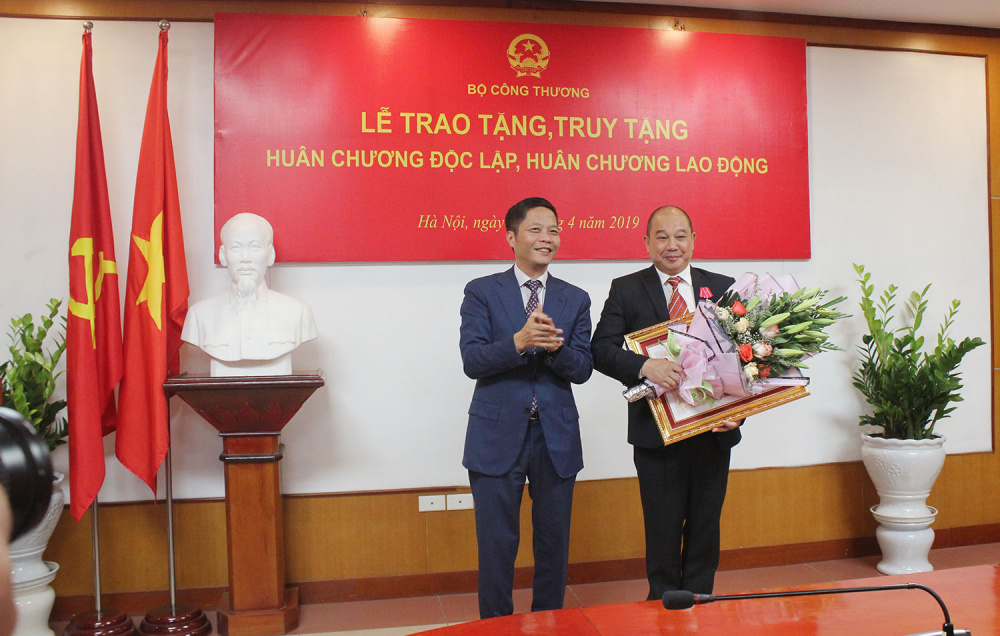 trao tặng huân chương ngành công thương