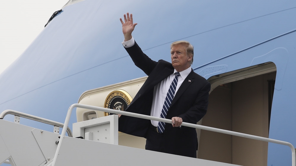 ông trump chào trước khi bay