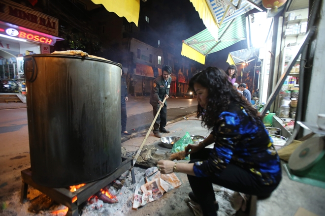 luộc bánh chưng giữa thủ đô