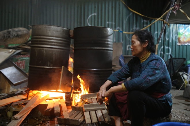 hà nội đỏ lửa luộc bánh chưng những ngày cuối năm