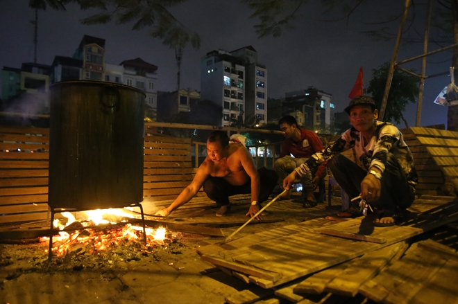 luộc bánh chưng giữa thủ đô