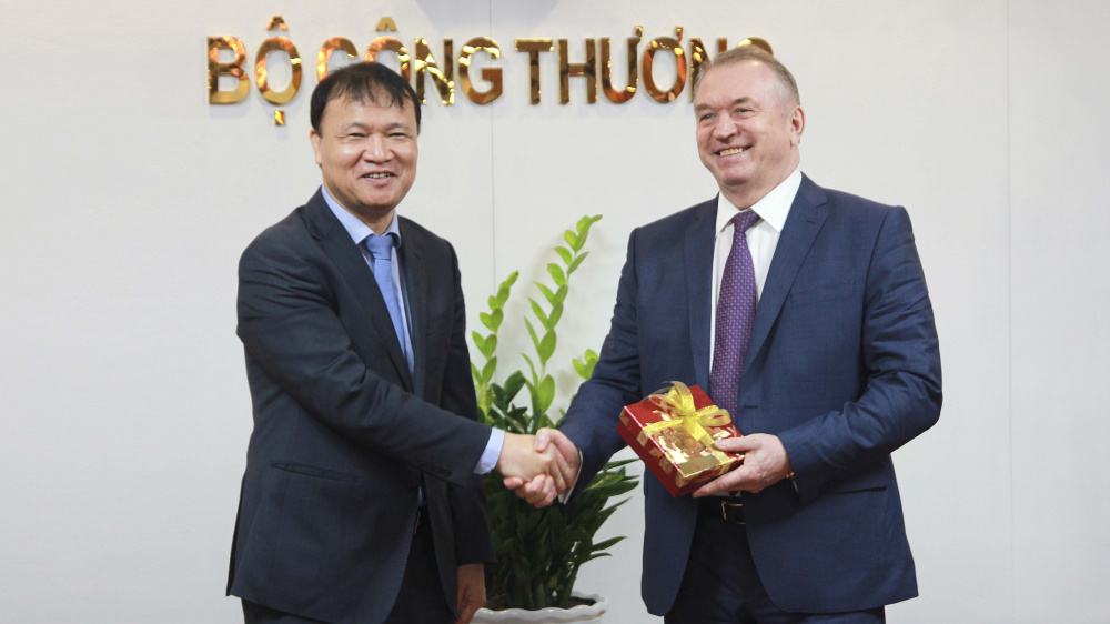 Đại diện Cwin63 sân chơi đỉnh cao và Phòng Thương mại và Tải về ứng dụng CWIN05 ngay hôm nay Liên bang Nga trao quà
