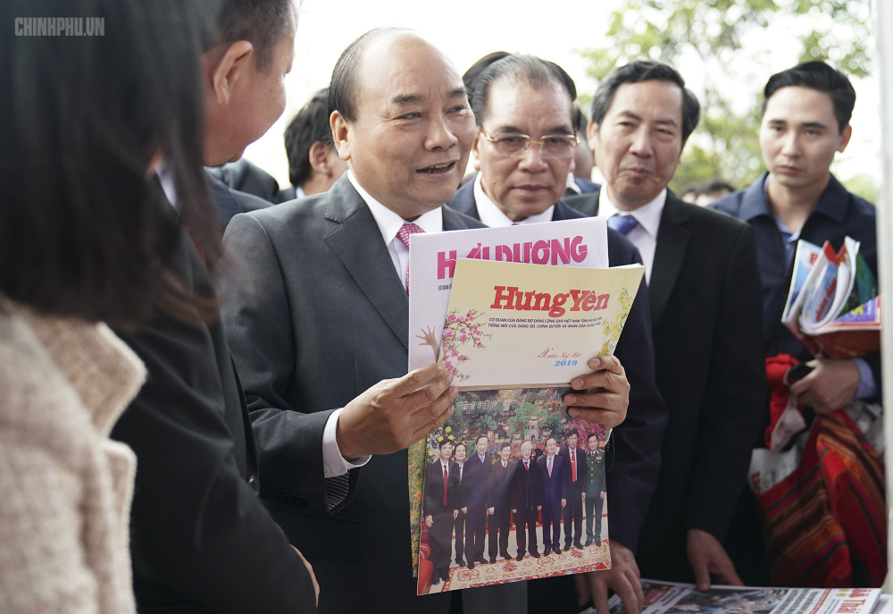 Thủ tướng thăm quan triển lãm Hội báo toàn quốc năm 2019