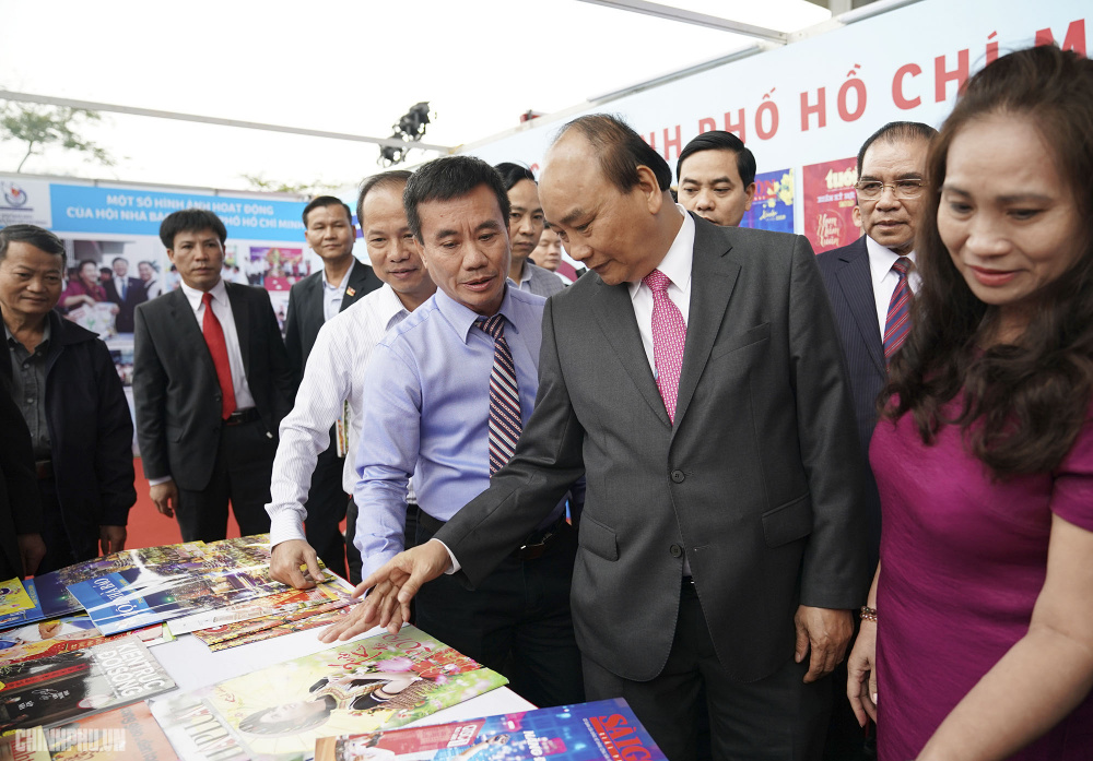Thủ tướng thăm quan triển lãm Hội báo toàn quốc năm 2019