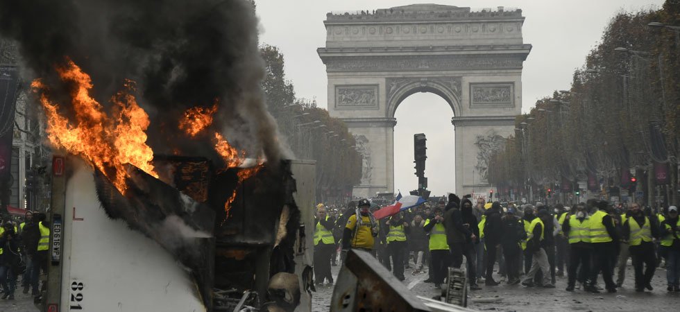 áo vàng tại paris