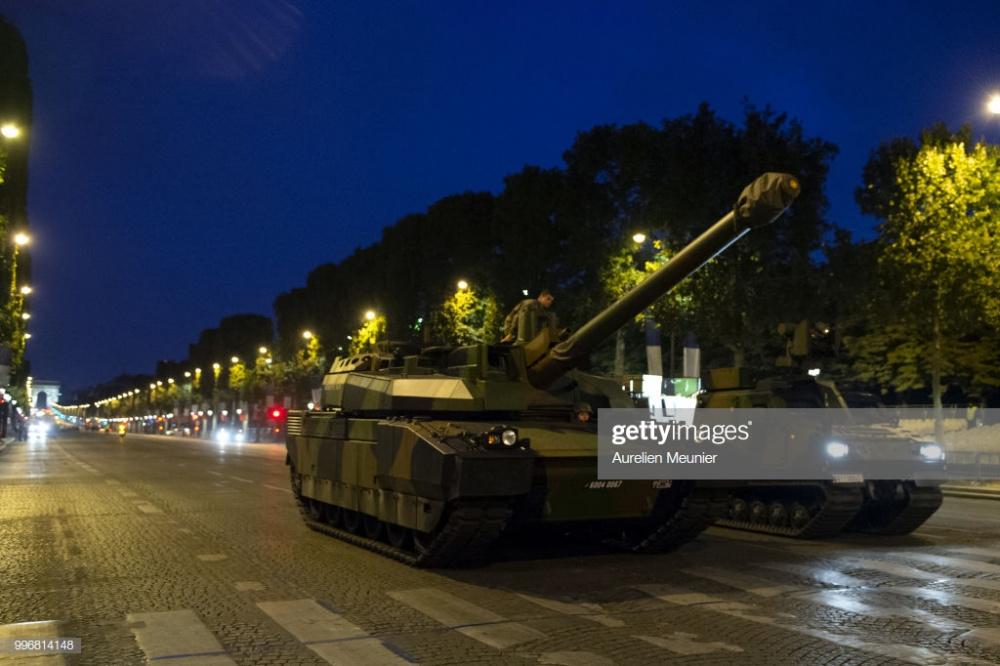 Xe tăng được điều tới Đại lộ Champs-Elysees