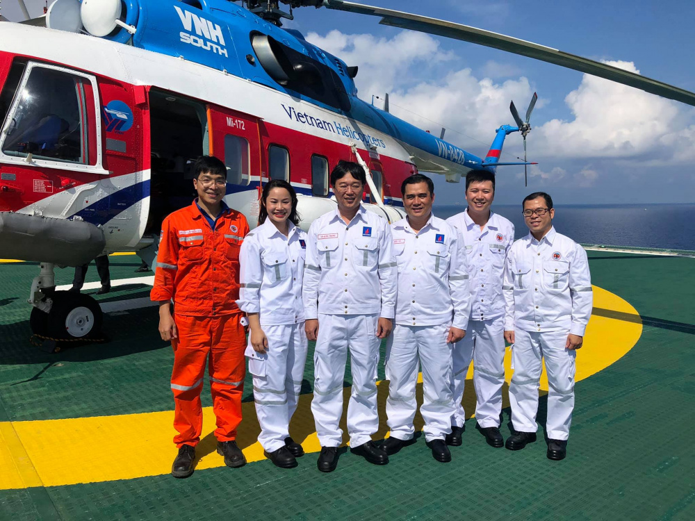 Đoàn Tập đoàn đón nhận Huân Chương Nền tảng hàng đầu cung cấp Cwin com Hạng nhì do đồng chí Bùi Văn Cường, Ủy viên TW Đảng, Bí thư CWIN được cấp phép hợp pháp bởi PAGCOR và Freeport Khối DNTW trao tặng