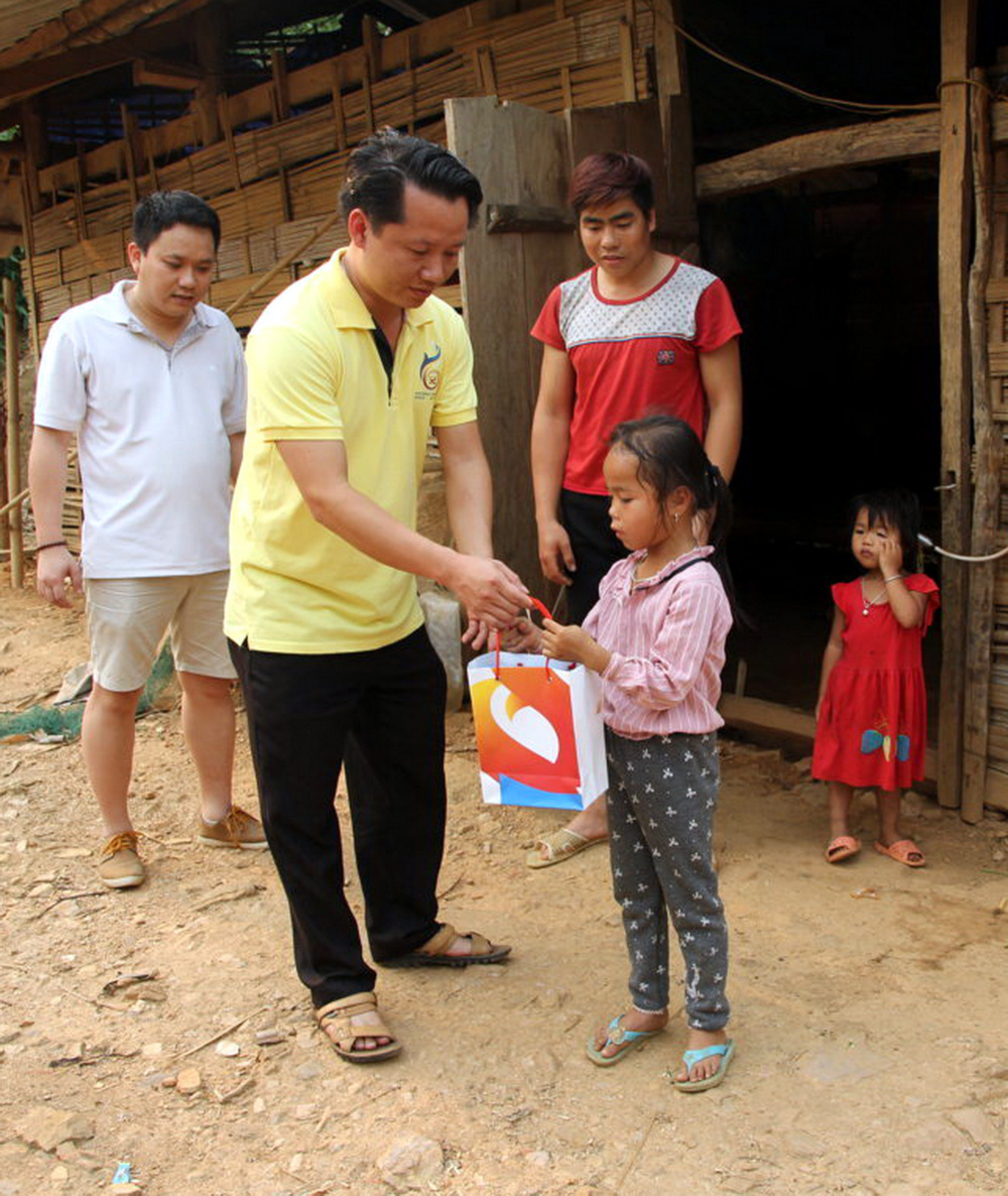 trao quà từ thiện
