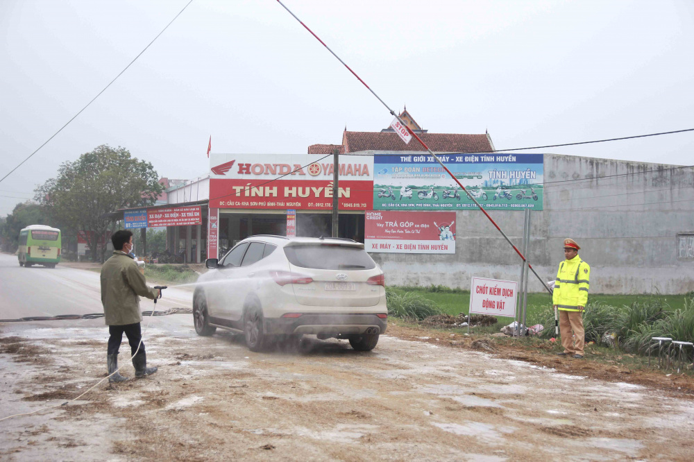 Phun thuốc tại chốt kiểm dịch động vật Thái Nguyên kiểm soát dịch tả lợn châu Phi
