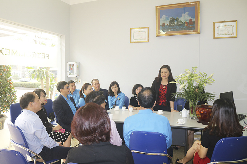 Bà Nguyễn Thị Minh Hiền - Chủ tịch Công đoàn, Phó Giám đốc Petrolimex Hà Nội đón tiếp đoàn tại CHXD số 85