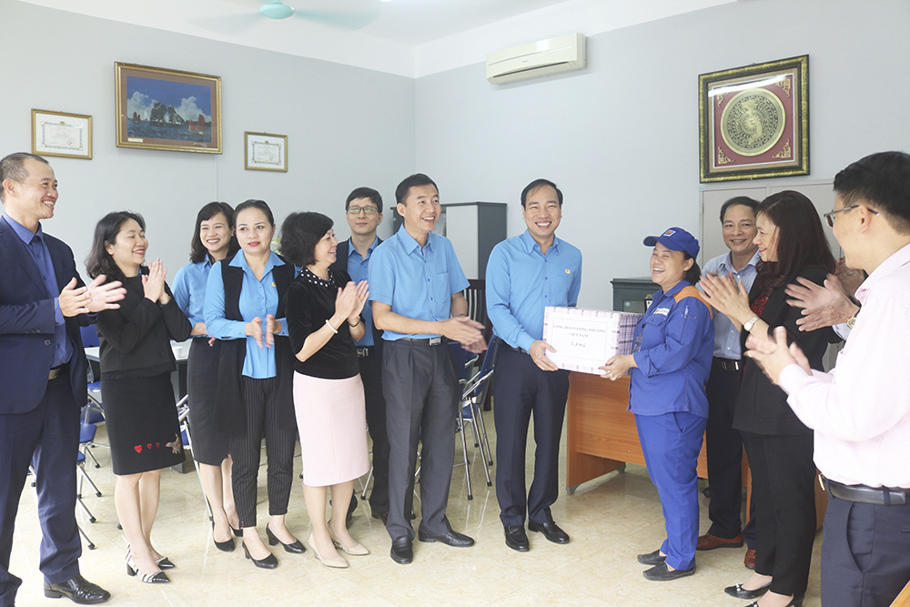 Chủ tịch CĐCTVN Trần Quang Huy thăm hỏi, tặng quà CBCNV Cửa hàng Cwin555 thể thao, casino live, bắn cá và slot nổ hũ số 85 - Xí nghiệp bán lẻ Xăng dầu