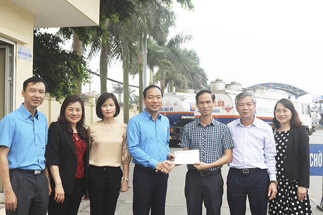 Đoàn CĐCTVN hỏi thăm, trao quà người Nền tảng hàng đầu cung cấp Cwin com tại Tổng kho Xăng dầu Đức Giang