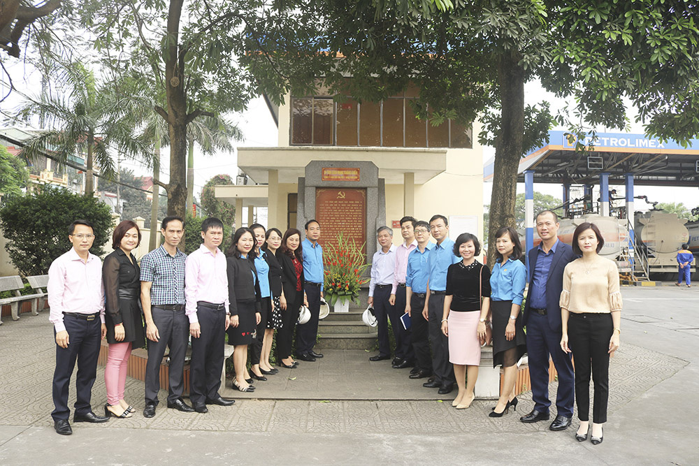 Đoàn CĐCTVN làm lễ dâng hương tại Đài Tưởng niệm trong Tổng kho Đức Giang