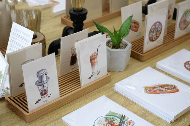Cafe Phin sữa đá, bánh mì, bánh bèo chén Huế (thuộc bộ sưu tập "Món ngon 3 miền" của họa sĩ Lê Rin) qua sổ và postcard của Monosketch. Ảnh: Fanpage Monosketch