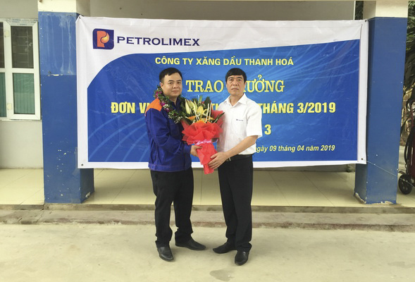 Phó giám đốc, Chủ tịch Công Đoàn Petrolimex Thanh Hóa Lê Thiên Nga trao hoa và vòng nguyệt quế cho ông Nguyễn Xuân Dũng - Cửa hàng trưởng CHXD Bỉm Sơn 3
