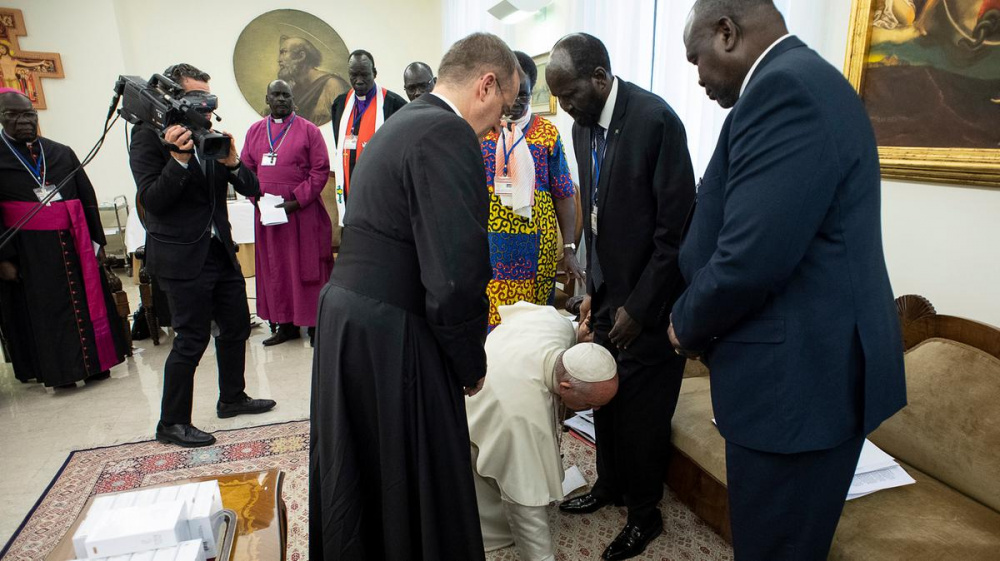 Giáo hoàng Francis đã quỳ gối hôn chân