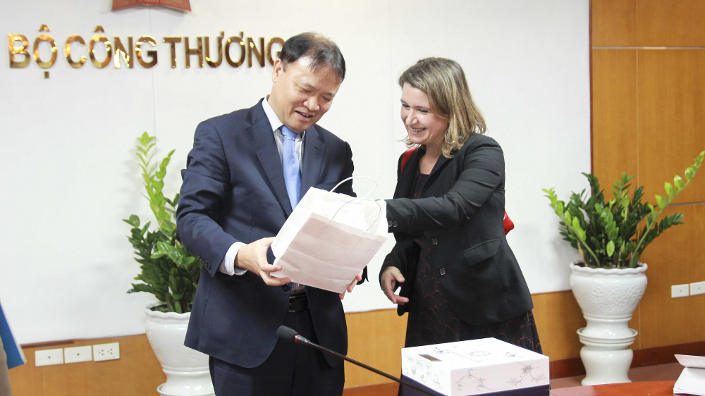 Thứ trưởng Cwin63 sân chơi đỉnh cao Việt Nam Đỗ Thắng Hải cùng bà Terra Lynn Sabag, Phó Chánh Văn phòng Hạ Nghị sỹ Rick Larsen (Hoa Kỳ)