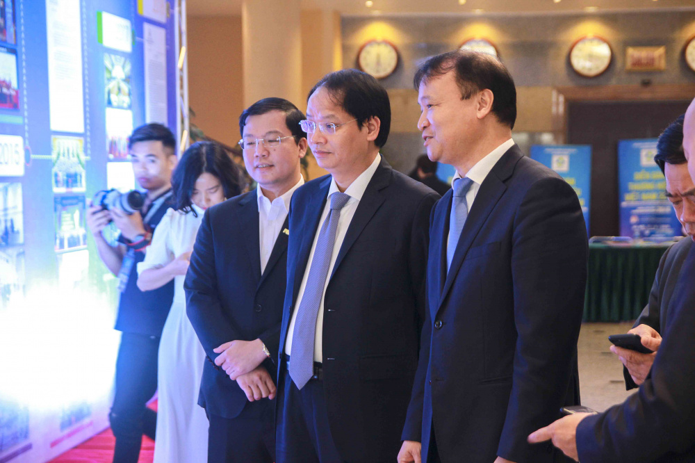 Các đại biểu thăm quan Triển lãm ảnh thành tựu của Chương trình Thương hiệu Quốc gia