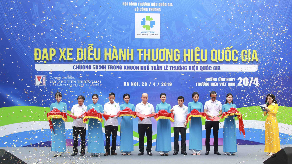 Đại biểu cắt băng khai mạc Chương trình Đạp xe Diễu hành Thương hiệu quốc gia 2019