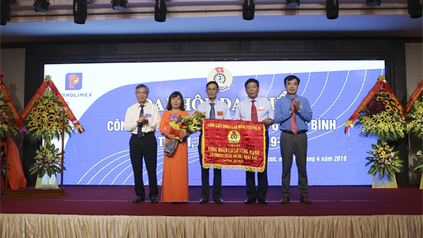 Tổng Liên đoàn Lao động Việt Nam đã trao tặng Cờ thi đua xuất sắc cho Công đoàn Công ty xăng dầu Quảng Bình